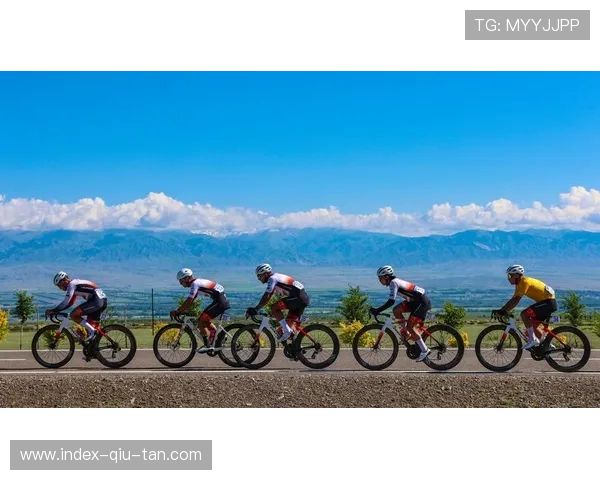 环赛里木湖第四赛段现感人一幕，车手爆胎后获对手援助完赛