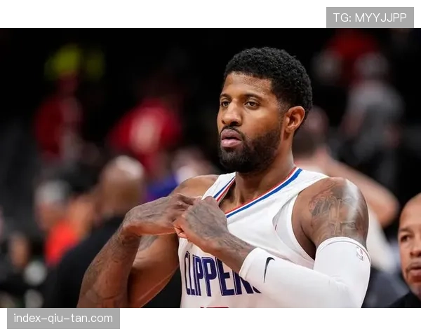 聚焦：保罗·乔治在洛杉矶社区中心主持新篮球场开幕仪式